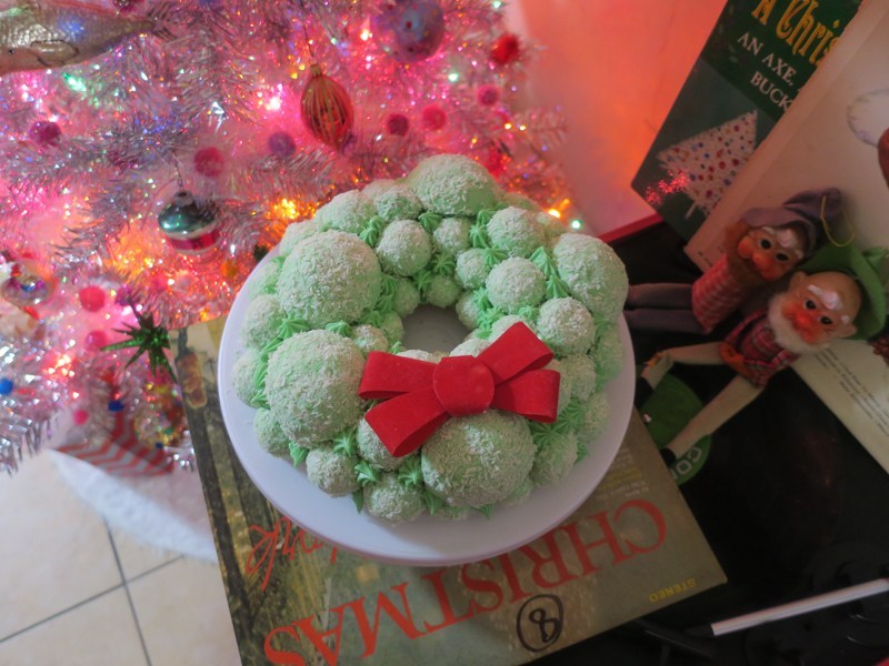 Holiday <font color=red>Pom</font> <font color=green>Pom</font><br> Polka Dot Wreath Cake �?🎄